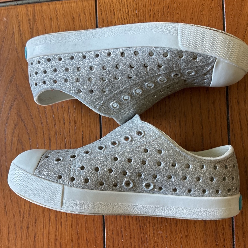 Native Kids Slip-On Shoes in Light Silver